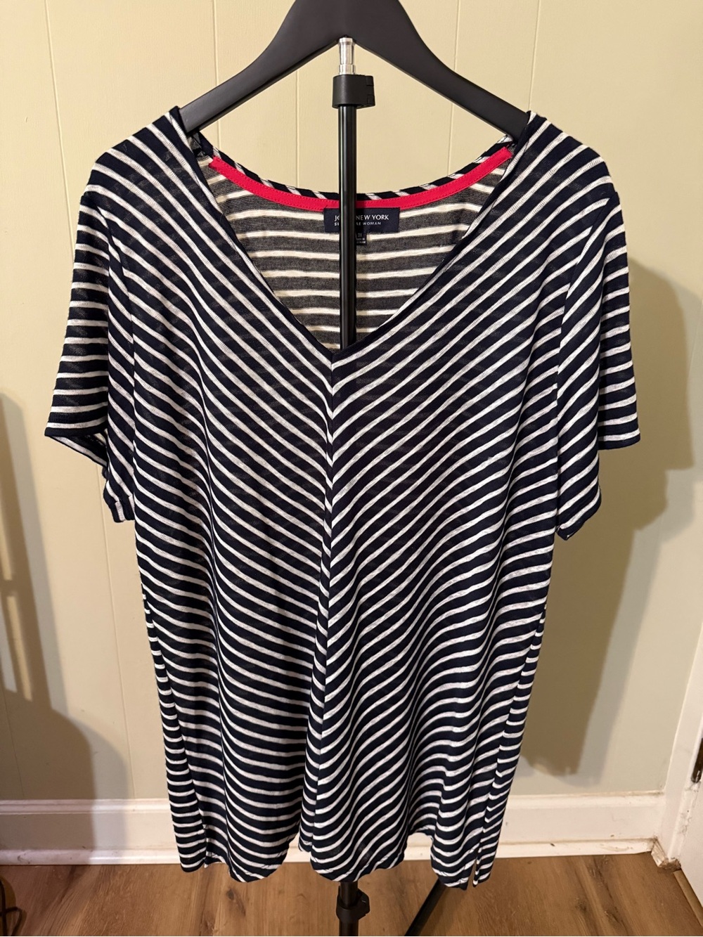 Jones New York Chevron Striped V-Neck Women’s Top - Navy and White
